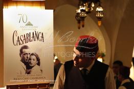 Image du Maroc Professionnelle de  Un serveur du Rick’s Café se penche sur l'affiche annonçant l'hommage du 70e anniversaire au film de 1942 "Casablanca", à Casablanca, au Maroc, le samedi 24 novembre 2012. Une ancienne diplomate américaine a passé deux ans de travaux et un million de dollars en investissements pour amener le Rock’s Café à la plus grande ville du Maroc. La boîte de nuit élégante où Humphrey Bogart se languissait de Ingrid Bergman était juste un jeu sur une scène Warner Bross en Californie, l'équipe du film ne s'est jamais approcher de près de l'Afrique du Nord. (Photo / Abdeljalil Bounhar) 